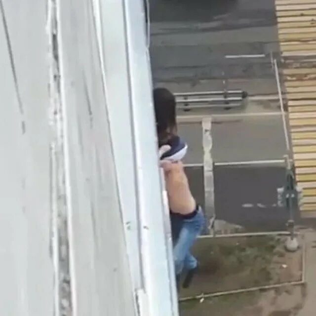 Москва выпал мужчина. Женщина выпала из окна в Москве. Мужчина выпал из окна в Москве. Выпала из окна в Москве сегодня.