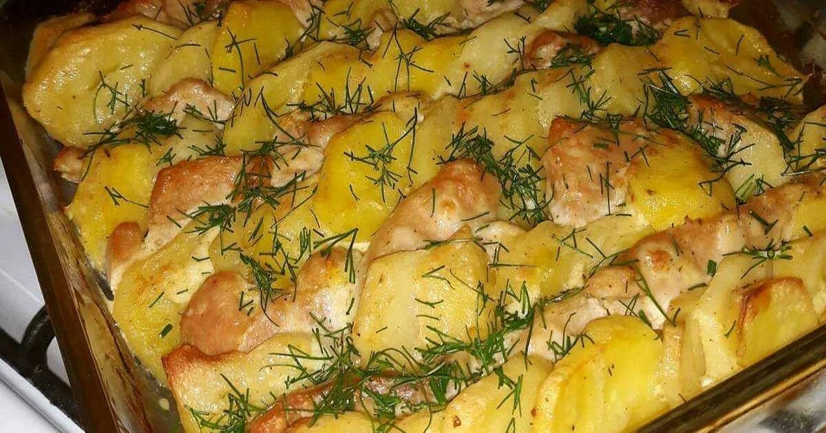 Индейка с картошкой в духовке. Картошка с куриным филе в духовке. Грудка с картошкой в духовке. Запечённая грудка с картошкой в духовке. Копченая курица с картошкой в духовке