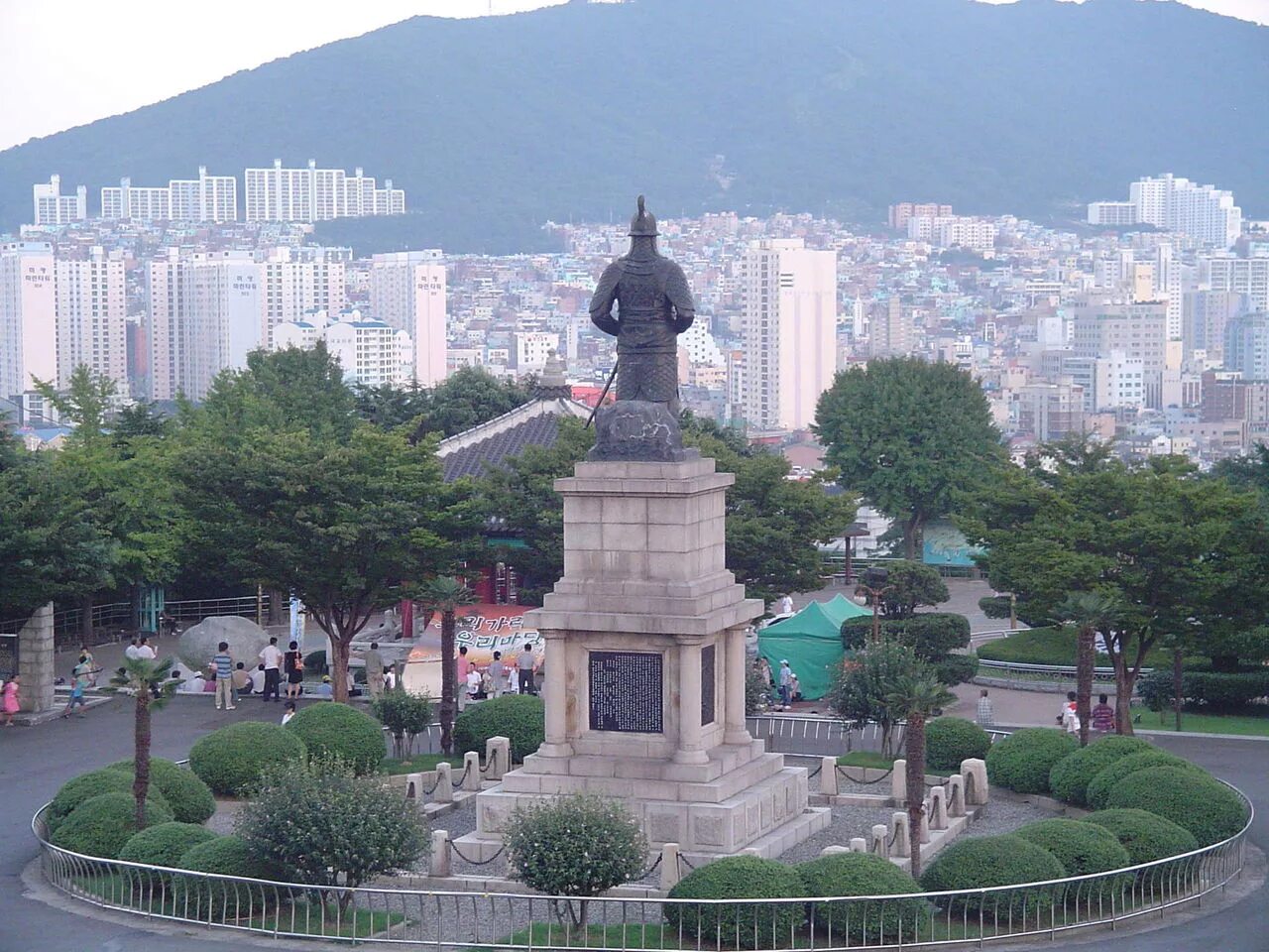 Ли сун сине. Статуя ли Сун сина в Сеуле. Статуя Адмирала ли Сун сина - Сеул. Ли Сун син памятник. Памятник ли Сунсину в Сеуле.