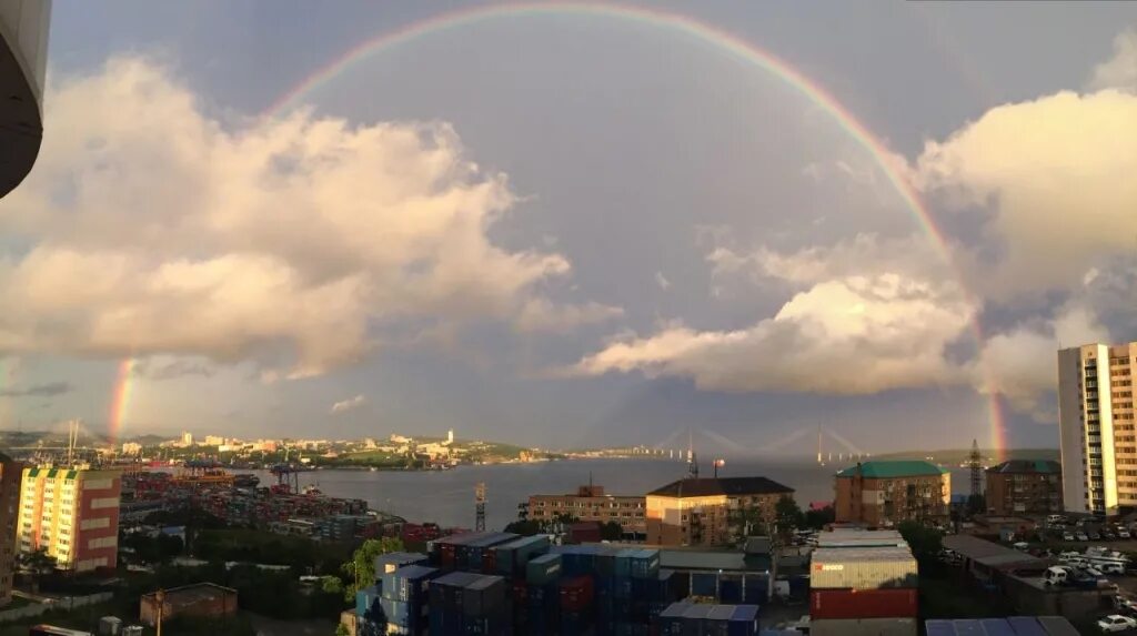 Амурский залив владивосток. Радуга фото. Владивосток с воздуха. Радуга владивосток. Радуга над мостом владивосток.