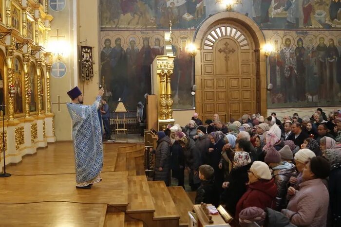Служба в церкви на казанскую божью матерь