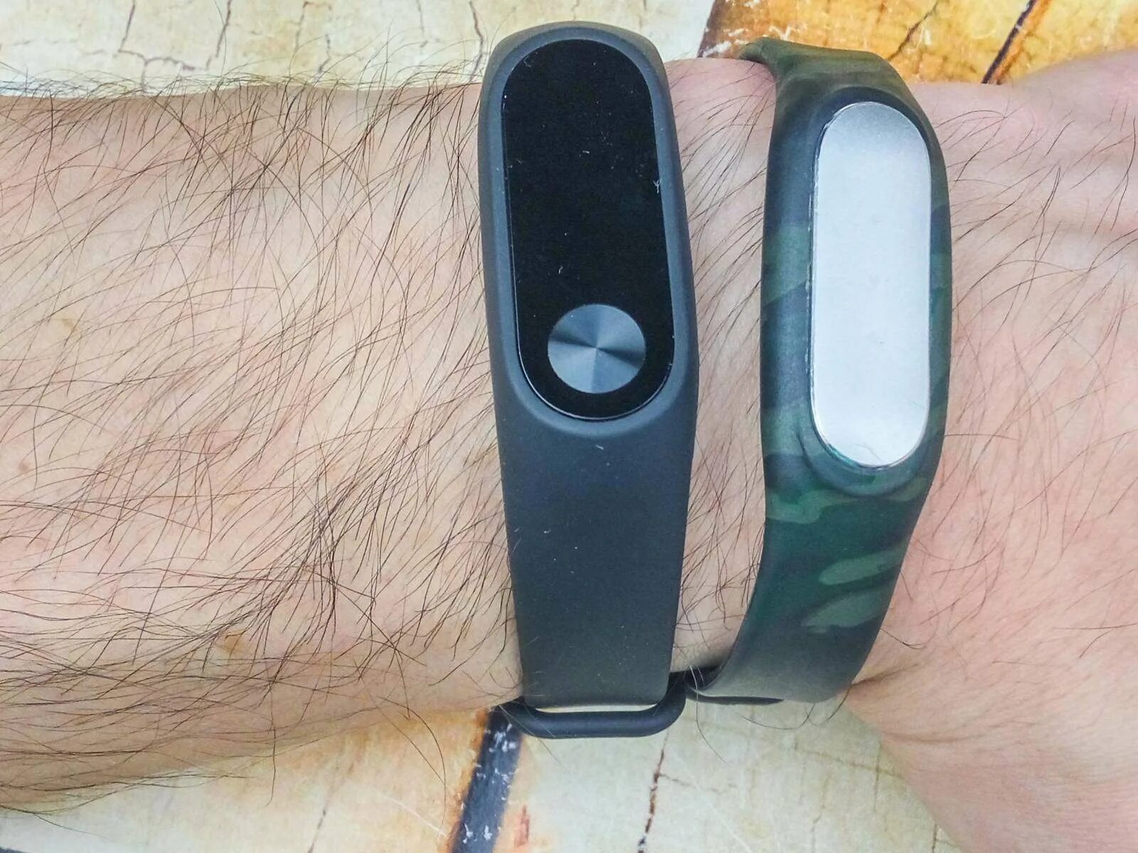 Xiaomi mi Band 7 шагомер. Xiaomi Band 2 паракорд. Mi Band 2 на руке. Band1 & band2, EIRP.