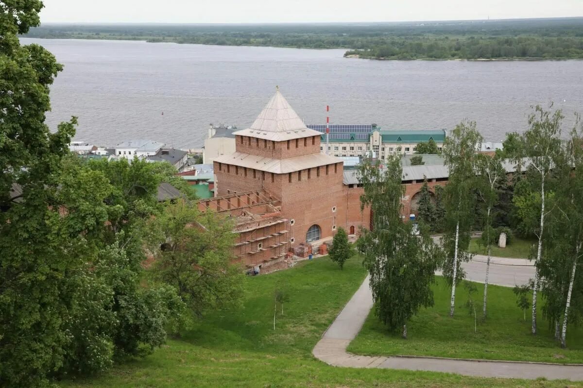 Нижегородский кремль единственный в стране имеющий. Нижегородский Кремль Нижний Новгород. Нижегородский Кремль Белокаменный. Нижегородский Кремль резиденция губернатора. Дмитриевская башня Нижегородского Кремля.