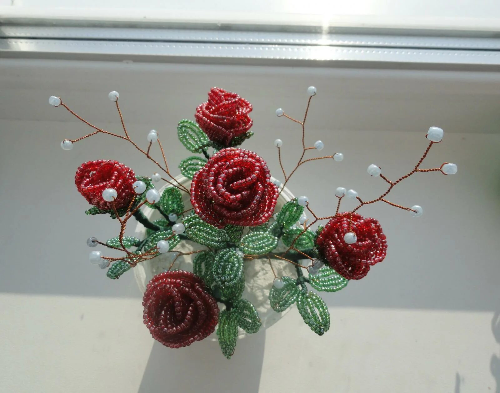 плетение розы из бисера. плетение бисером розы. розовые цветы из бисера. плетение из бисера розы. французское плетение.