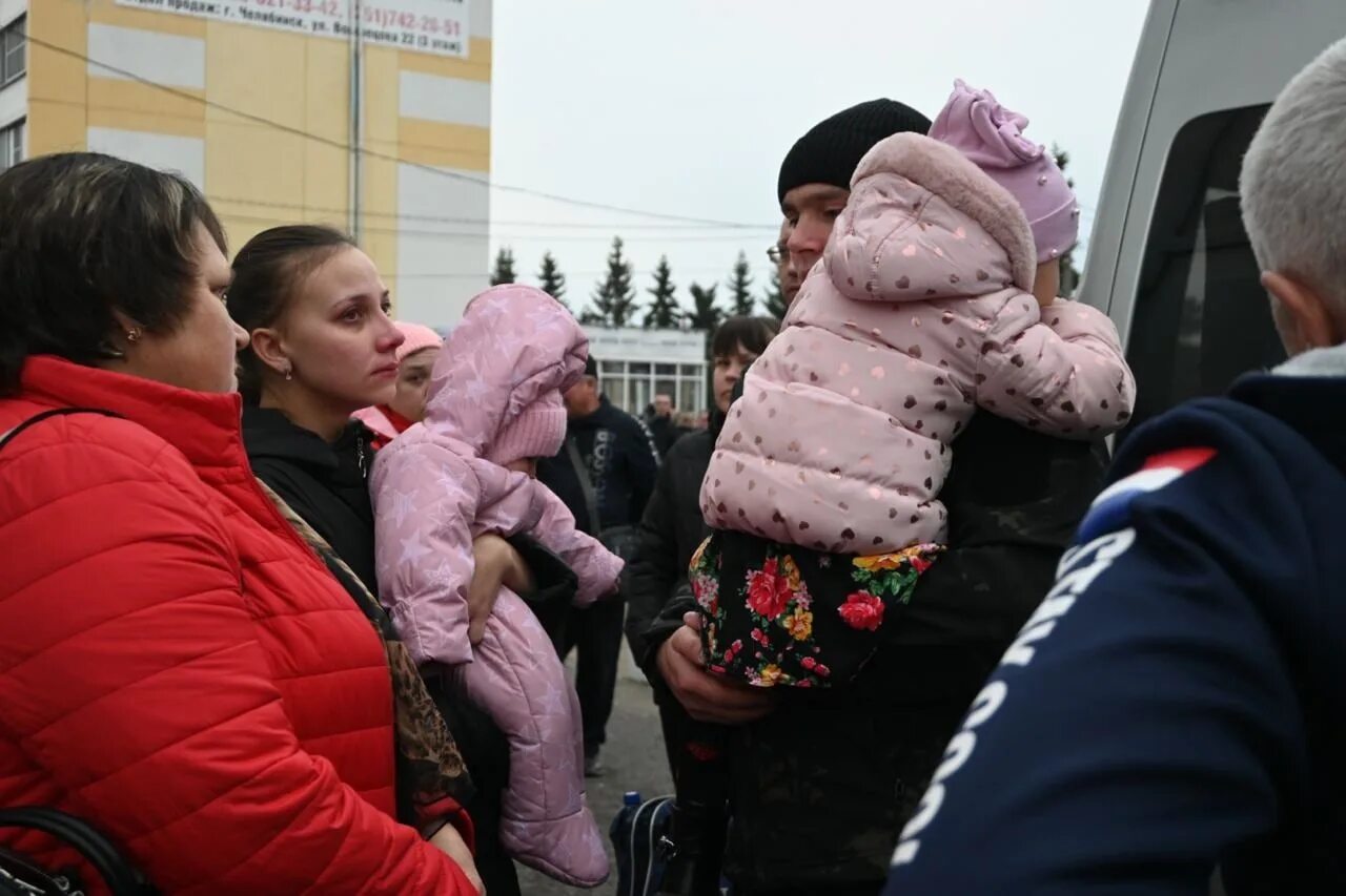 Многодетный отец мобилизация сегодня. Прощание с детьми мобилизованного. Семьи мобилизованных. Мобилизация прощание. Мобилизованный прощается с ребенком.