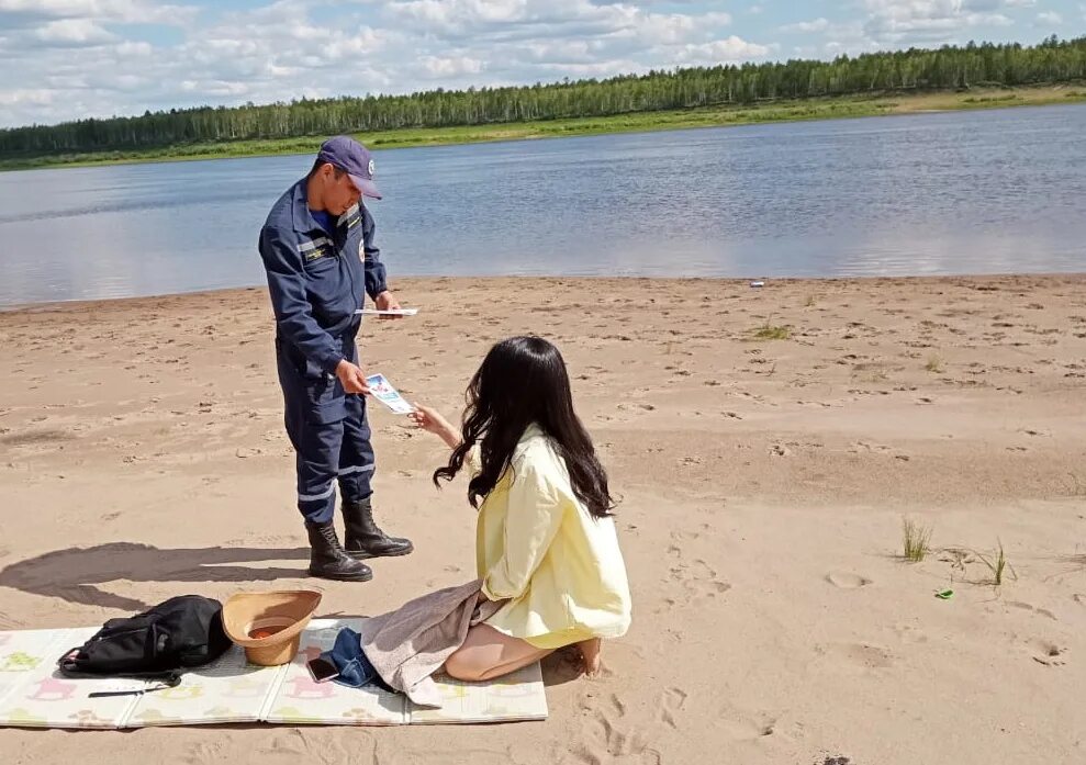 Девушка у реки. Спасение утопающего. Тело утонувшего подростка. Число утонувших