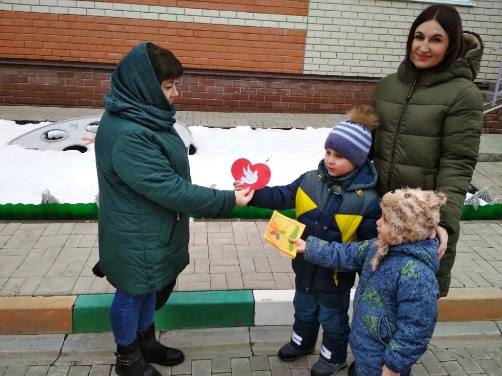 Доброта сейчас на домашнем. Проявление доброты. 17 Февраля день доброты в детском саду. Акция день спонтанного проявления доброты. Спонтанного проявления доброты 17 февраля.