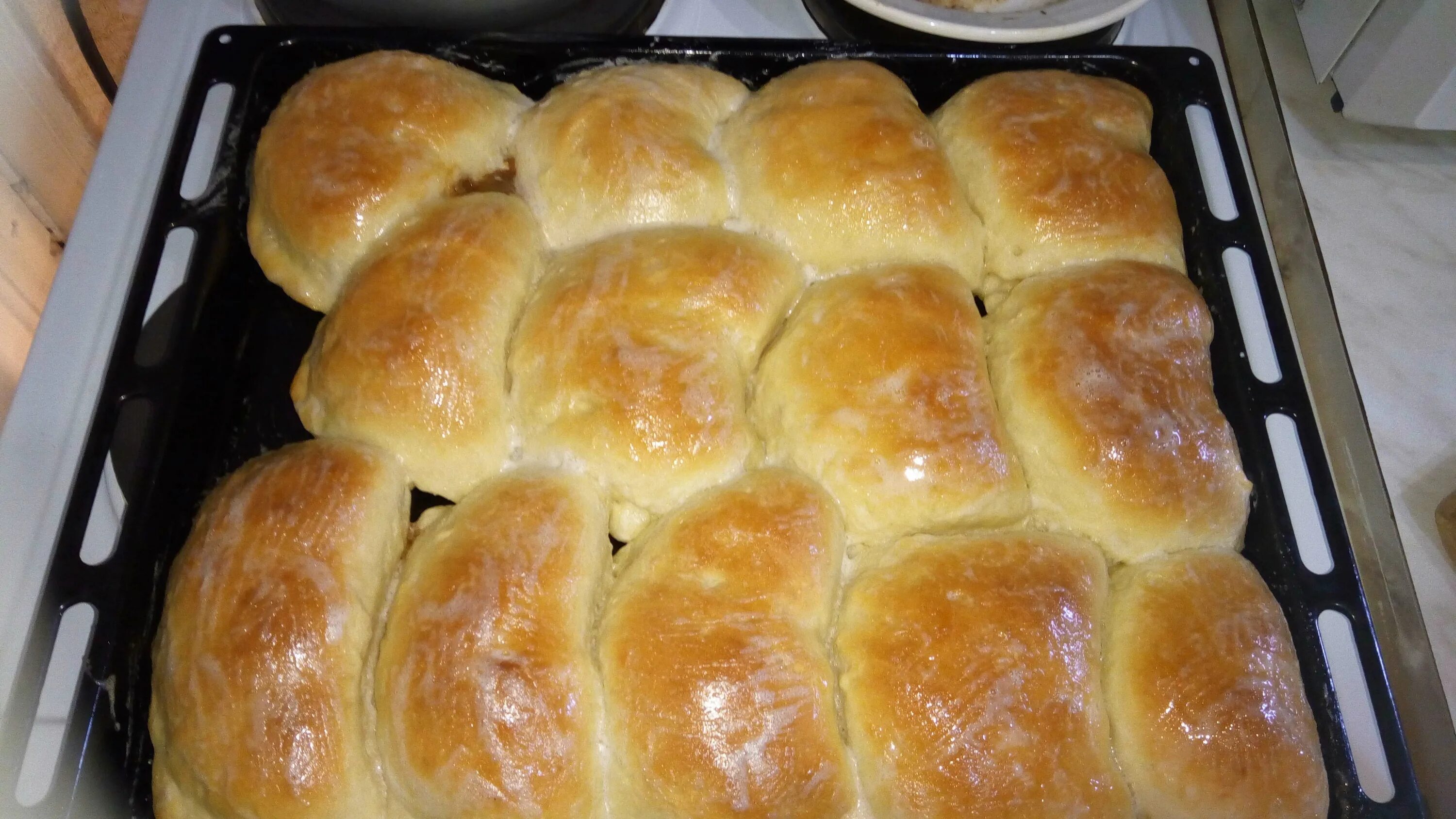 Булочки с сахаром в духовке. Булки домашние в духовке. Сдоба в духовке рецепт. Сладкая булочка. Красивые булочки из дрожжевого.