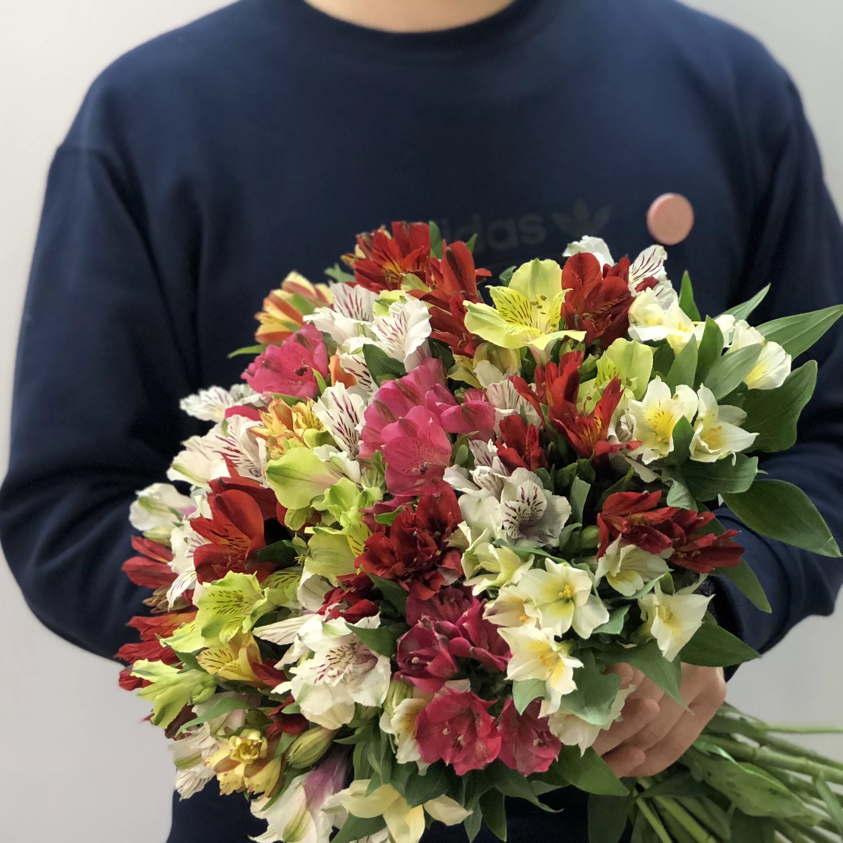 Цветы в букете альстромерия. Альстромерия как долго стоит. Альстромерия как долго стоит. Альстрёмерия бледная. Перуанская лилия альстромерия букет.