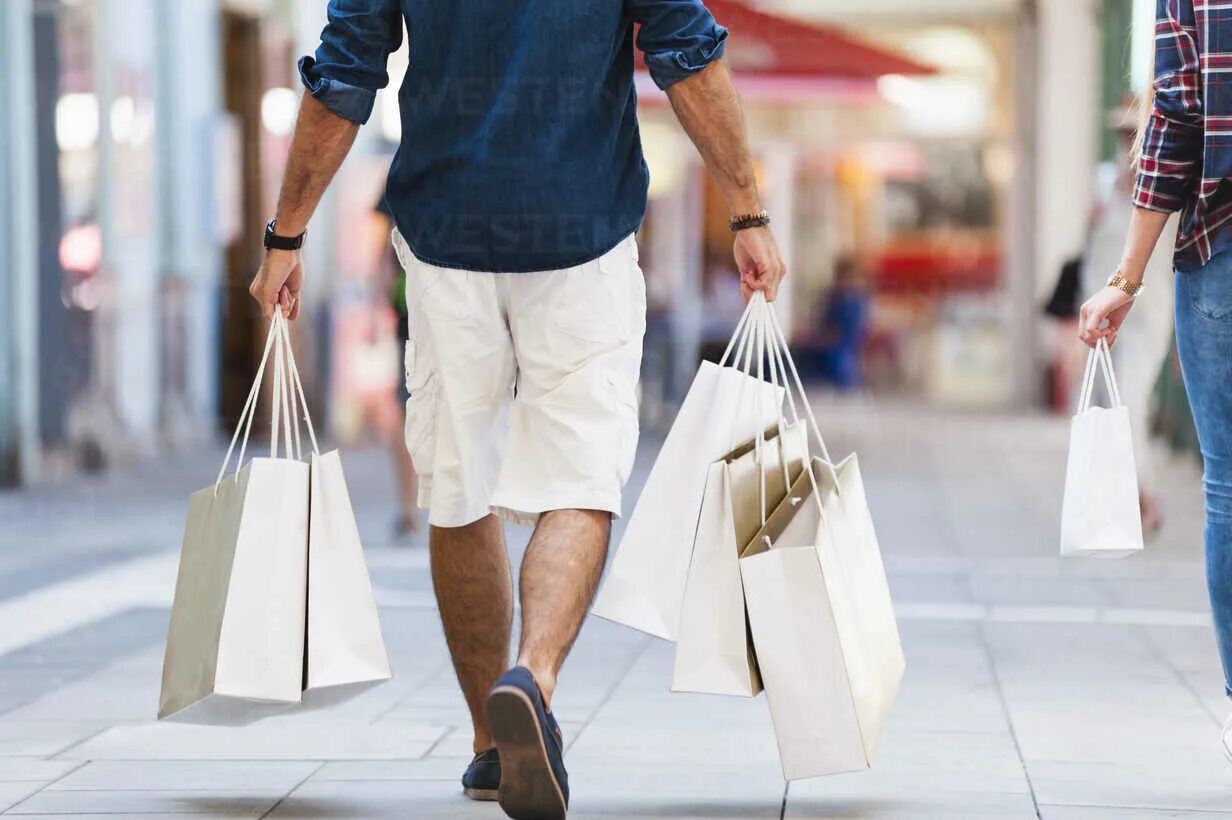 Мужчина и женщина с чемоданами. Помог девушке донести сумки. Переводит старушку через дорогу. Мужчина помогает женщине одеться. Тяжелая сумка.