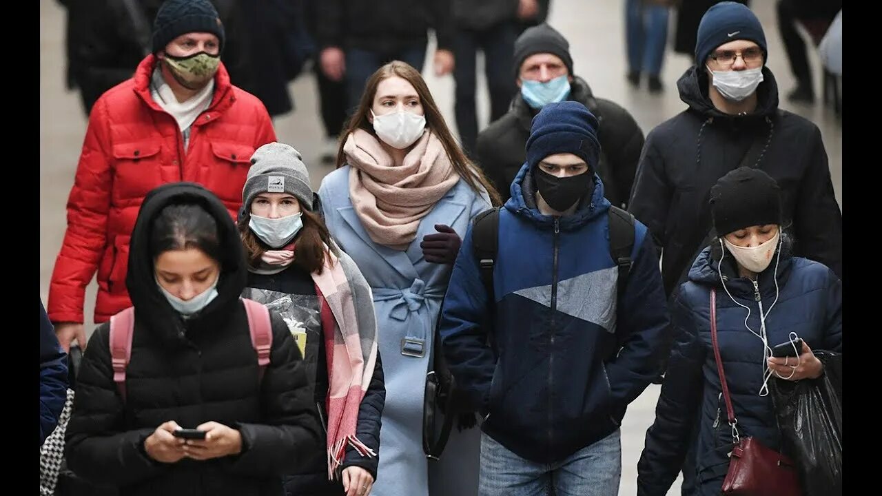 В санкт петербурге ввели масочный режим. Россияне в масках. пассажиры в масках. толпа россиян в масках. масочный режим толпа в масках.