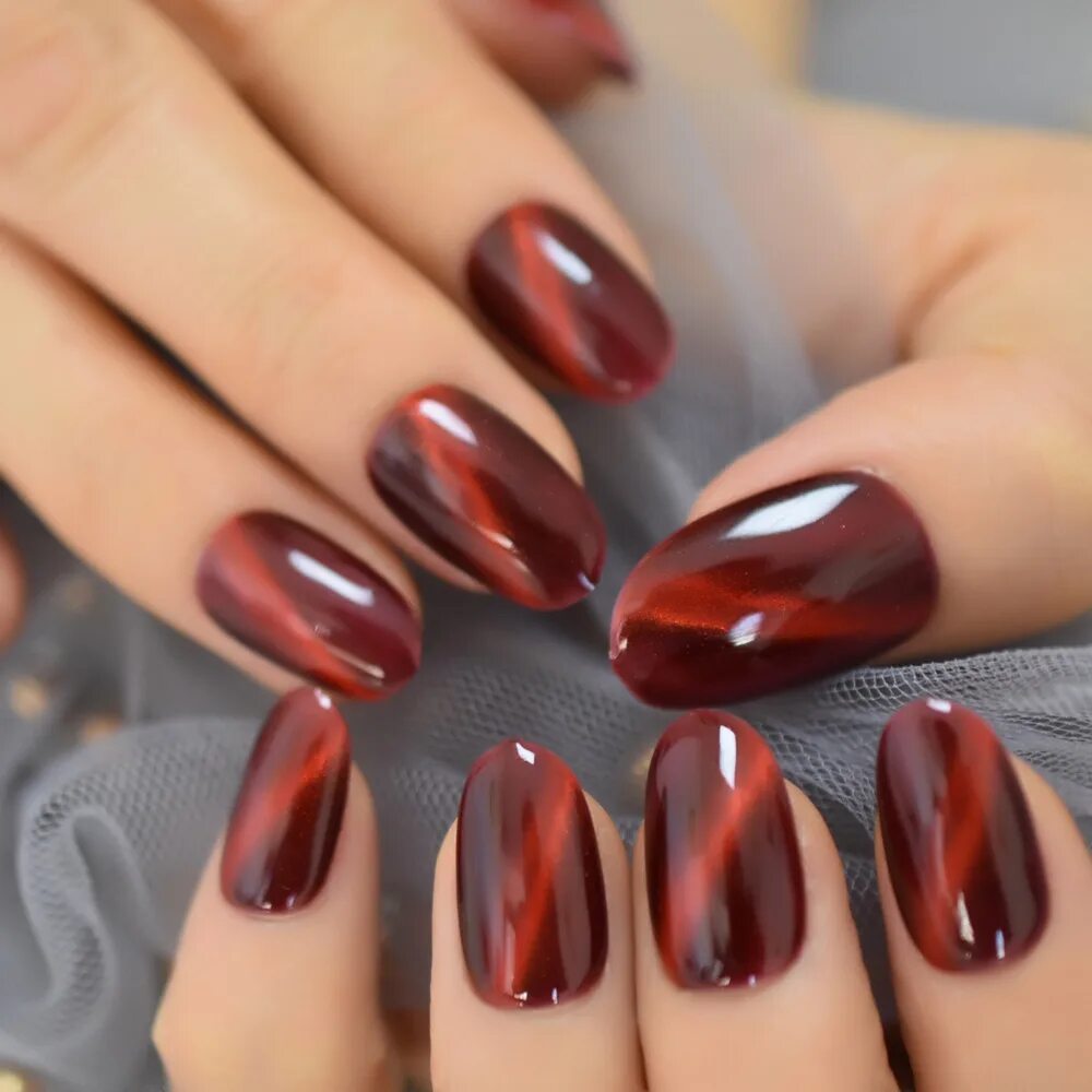 Кошачий глаз шеллак бардо. Маникюр казачий глаз красный. Кошачий глаз лак бордо. Маникюр кошачий глаз красный. Маникюр кошачий глаз красного цвета.
