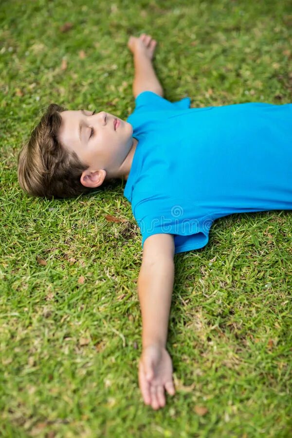 Юный мальчик на травке. Спящий мальчик на траве. Уснувший мальчик.
