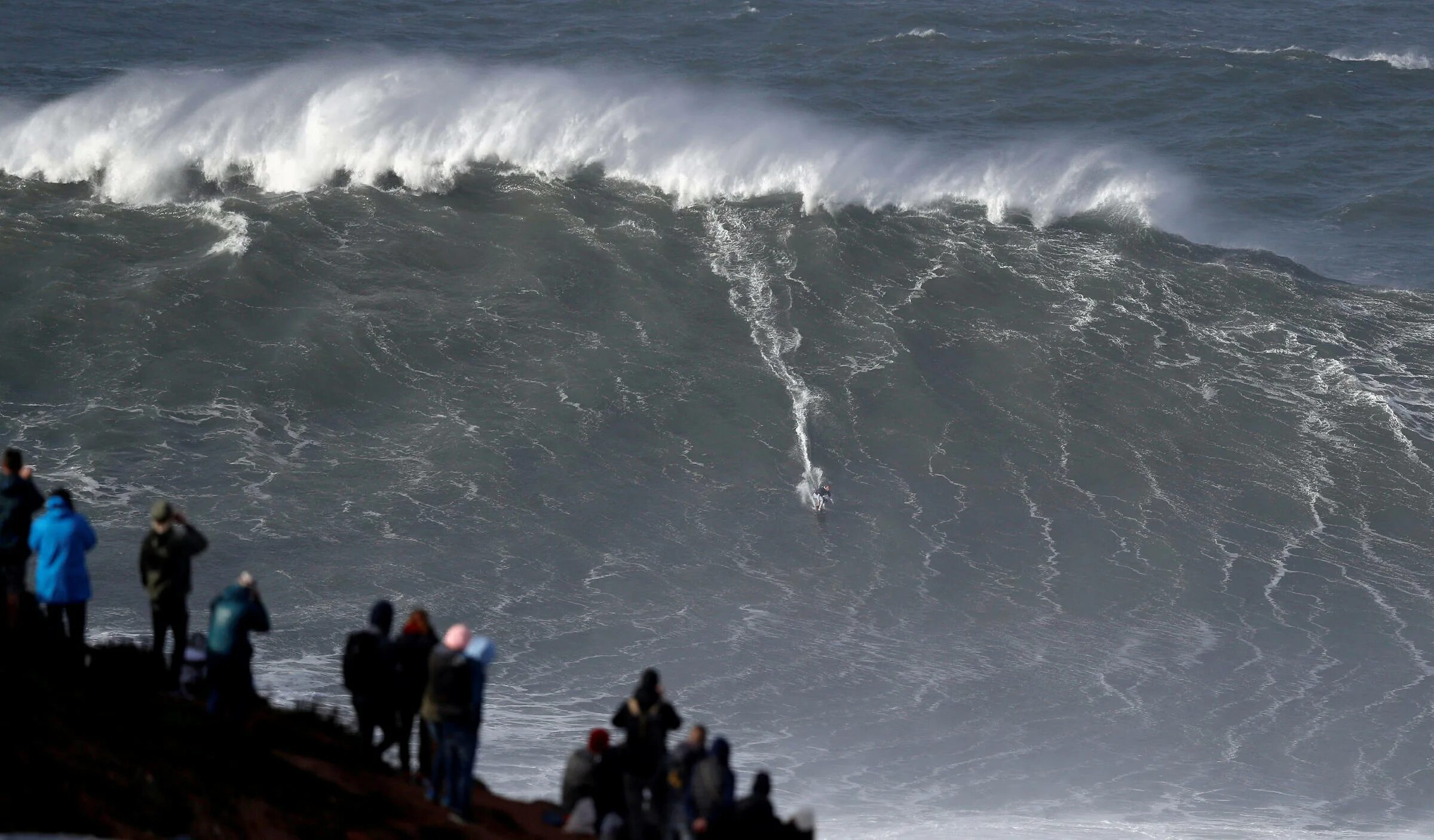 Сонник волна огромная. Назаре Португалия волны. Назаре Португалия серфинг. Португалия серфинг большие волны. Высокие волны.