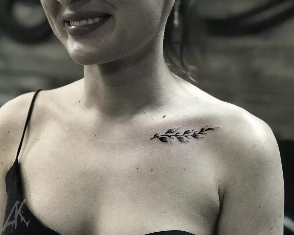 Тату на груди женские. Тату на улючниы для девушек. Маленькая тату на ключице. Татуировка на ключице для девушек. Маленькая тату на ключице.