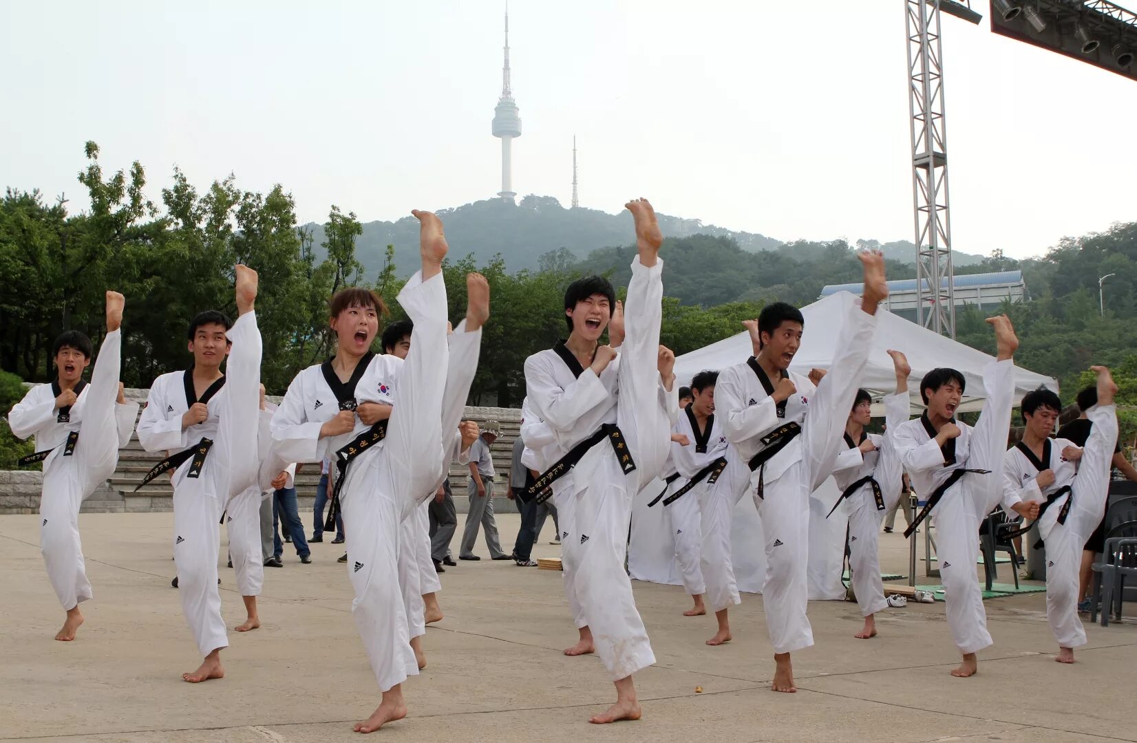 Тхэквондо южный. Тхэквондисты Южная Корея. Куккивон тхэквондо. Taekwondo Северная Корея. Тхэквондо корейское боевое искусство.