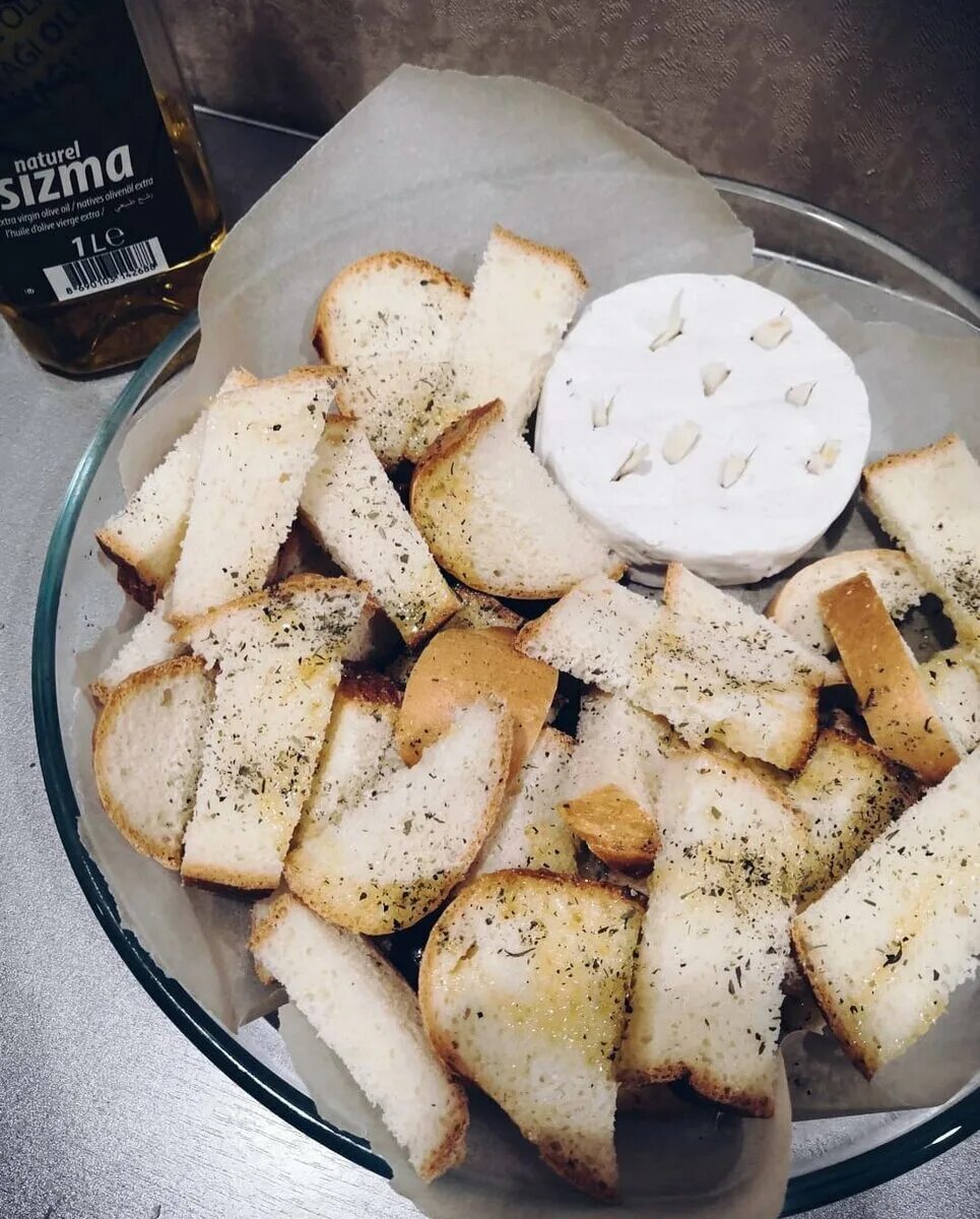 сколько камамбер в духовке. запеченный камамбер запеченный сыр. камамбер с гренками. камамбер в духовке. запеченный сыр камамбер.