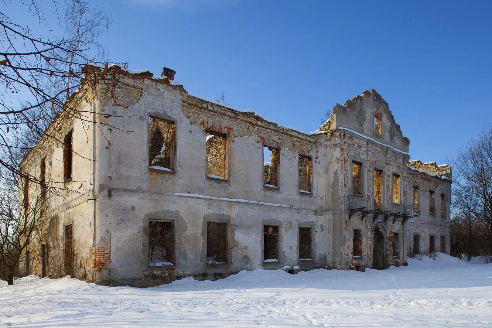Разрушенный дворец 2. Разваливающийся дворец.