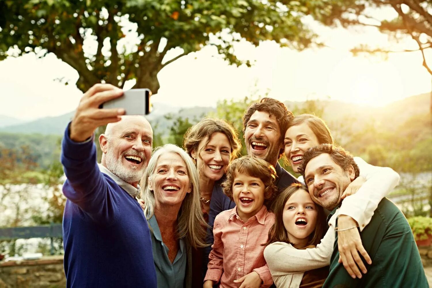 Большая счастливая семья. Разные семьи. Фотография семьи. Счастливый человек.