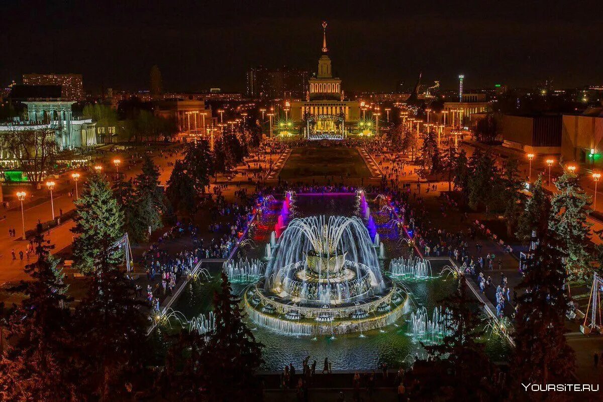 Парк ВДНХ Москва. Выставка достижений народного хозяйства (ВДНХ). Всероссийский выставочный центр (ВВЦ). Парк ВДНХ ночью.