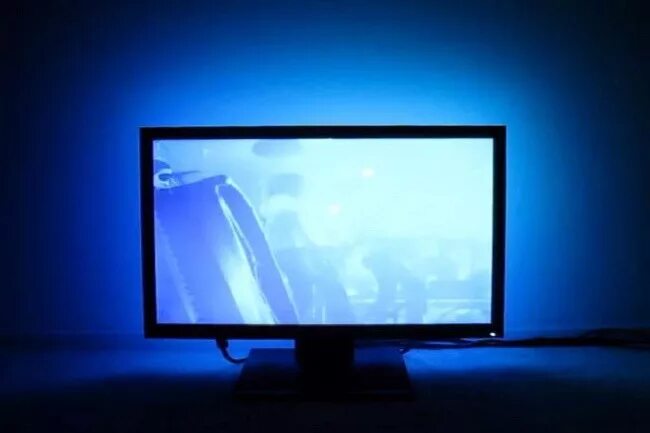 Ambilight для телевизора. на мониторе яркий свет. экран в темноте. монитор компьютера в темноте. подсветка ambilight.