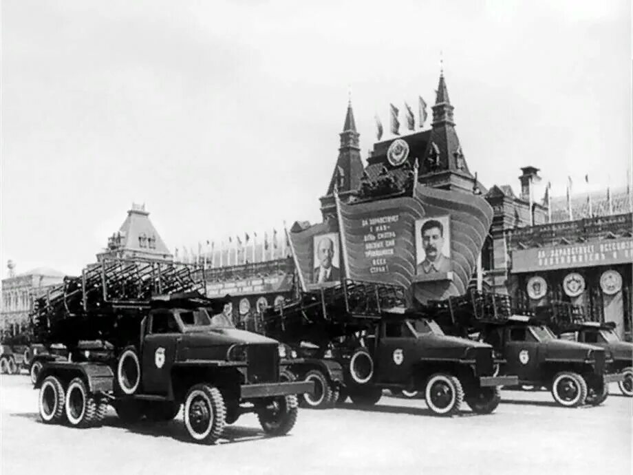 Военная техника 1945 года. БМ 13 Катюша на параде Победы 1945. БМ-13 Катюша парад. Студебеккер грузовик 1941. Катюша БМ 13 на параде Победы в Москве.