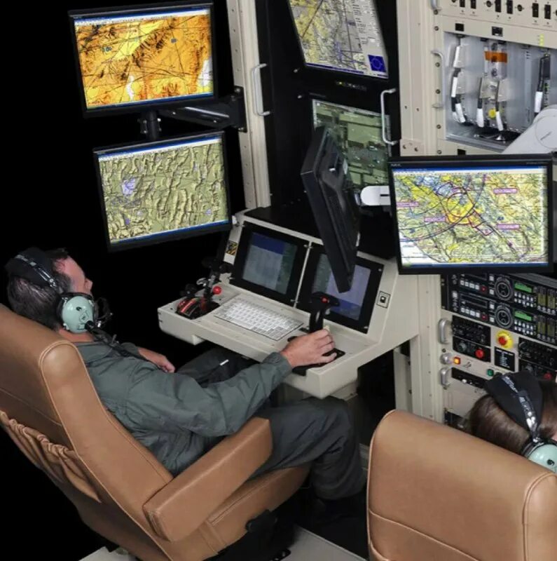 человек управляющий летательным аппаратом. 06системы управления летательными аппаратами. управление беспилотником. человек летчик. проект о людей лётчиков.