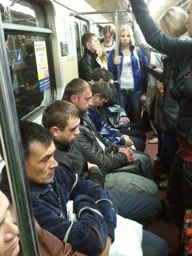 Ситуация в общественном транспорте. Сидит в метро. Люди в транспорте. Парень сидит в метро. Люди сидят в общественном транспорте.