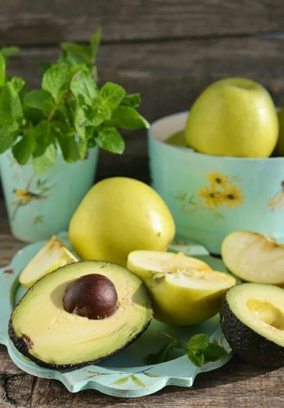 зеленый смузи с киви и авокадо. смузи с авокадо, огурцом, яблоком и имбирем. яблоко и авокадо. авокадо нарезанный на столе. смузи яблоко киви лайм сельдерей.