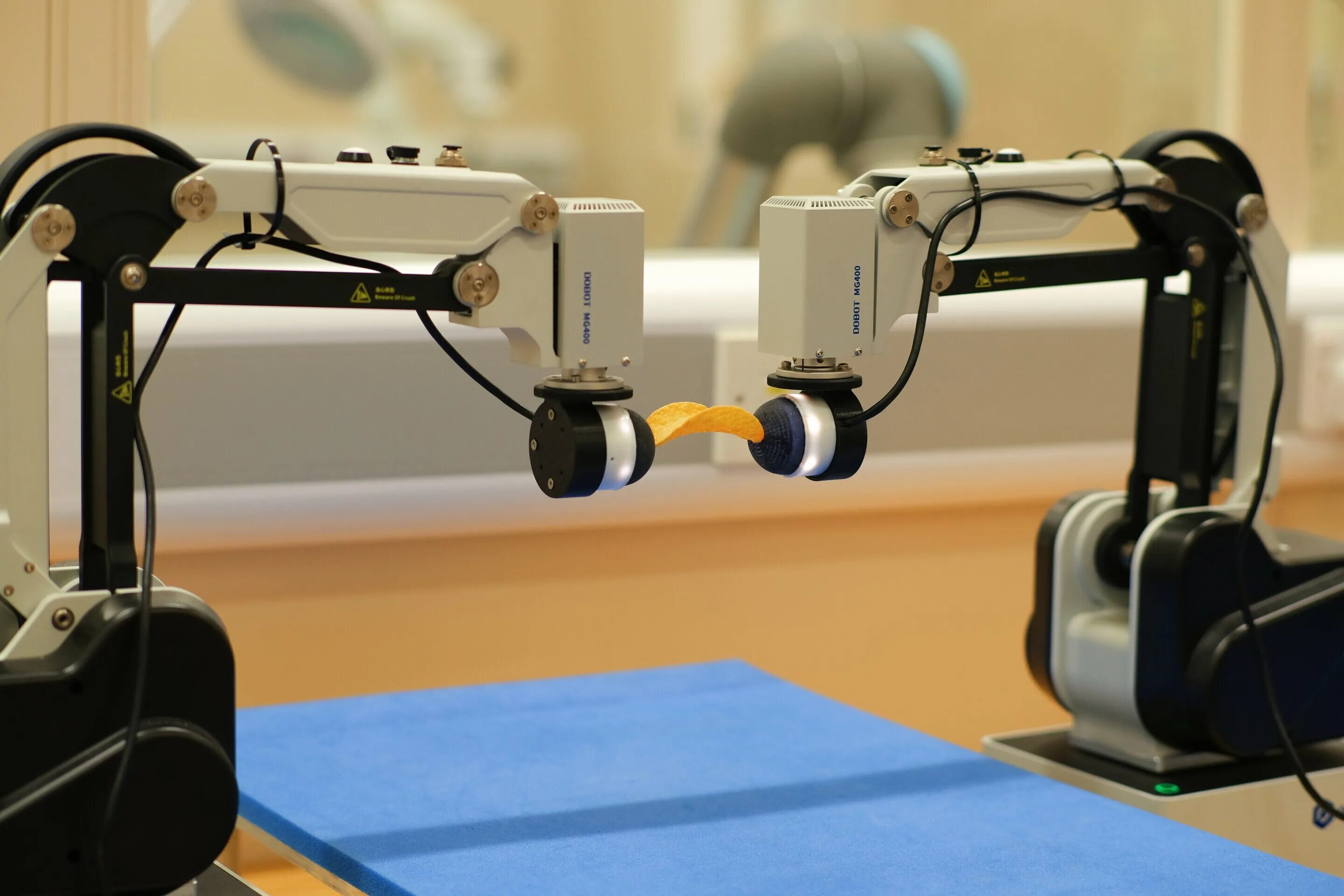 Robot rl34. Bimanual Manipulation Robot. Ученые создают роботов, оснащая их тактильными датчиками.
