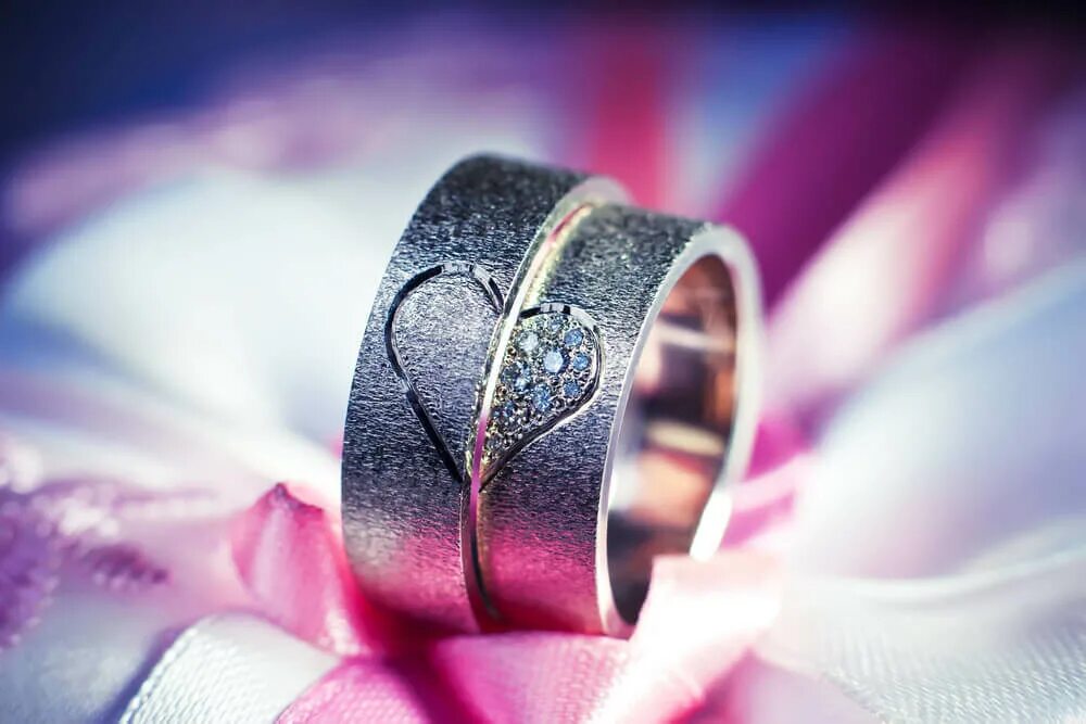 Poor girl ate wedding ring на русском. Обручальное кольцо. Кольца на свадьбу. Красивые Свадебные кольца. Красивые обручальные кольца.