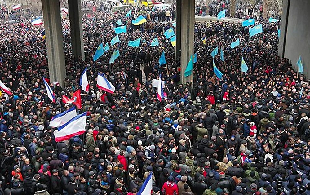 Демонстрация крым. Митинг в Симферополе 26 февраля 2014 года. 26 Февраля 2014 Крым митинг. Крымские татары на митинге 2014 году. Митинги в Крыму 2014.