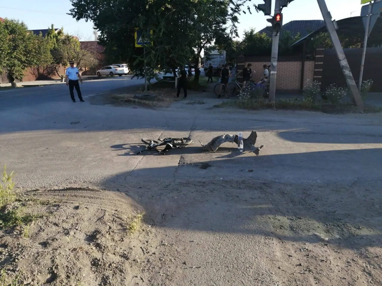 Сбитый мальчик на велосипеде. Сбили мальчика в Батайске. В Батайске сбили беспилотник.