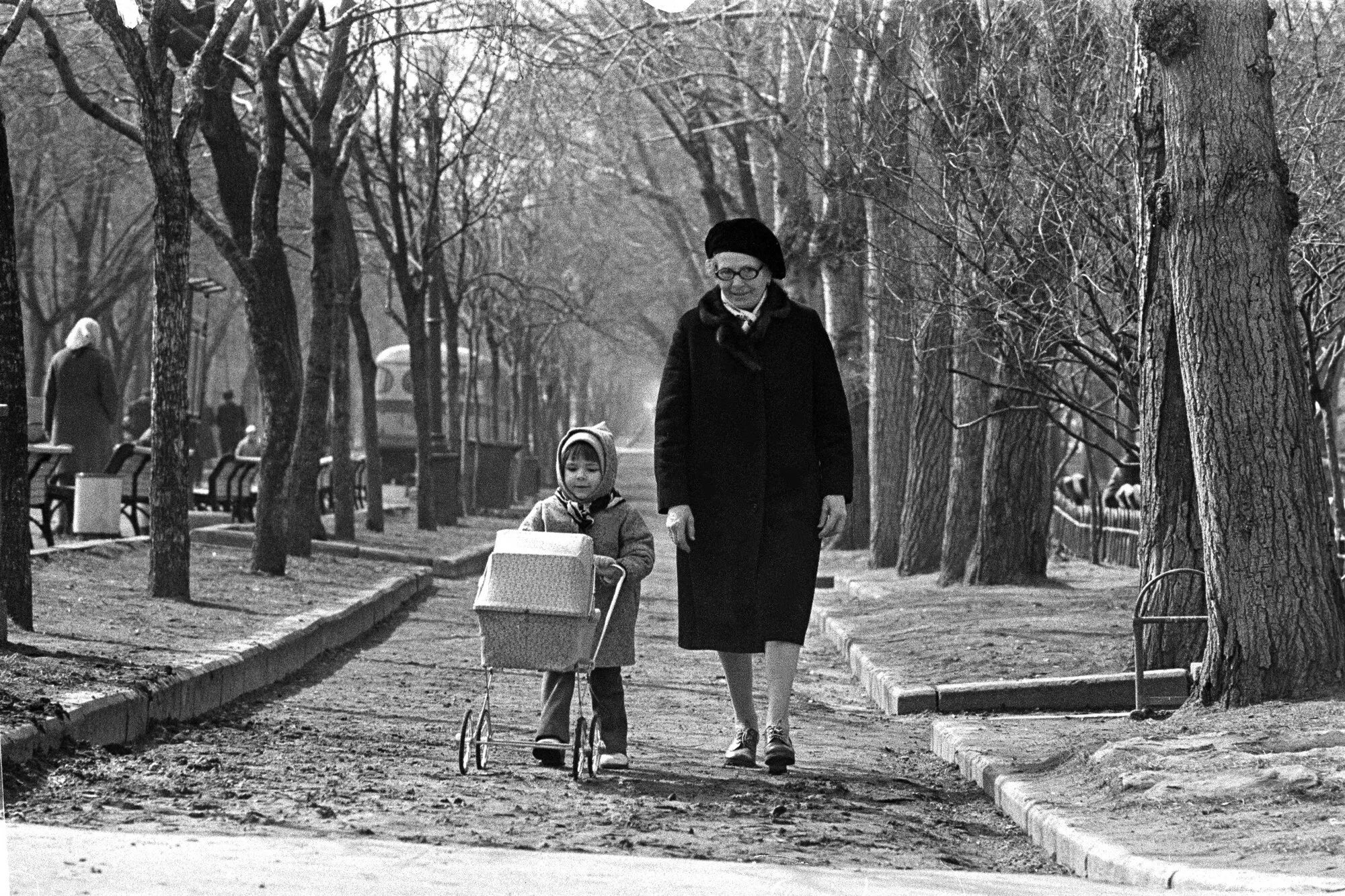 В каждом фото история. Ретро Москва. Москва 1980-ые. Советские старушки. Осень в Москве.