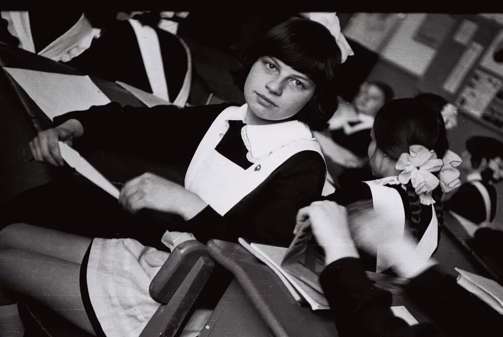 Первоклашки ссср. Девушки в советской школьной форме. Ретро со школьницами. Ретро со школьницами. Девочка идет в школу.