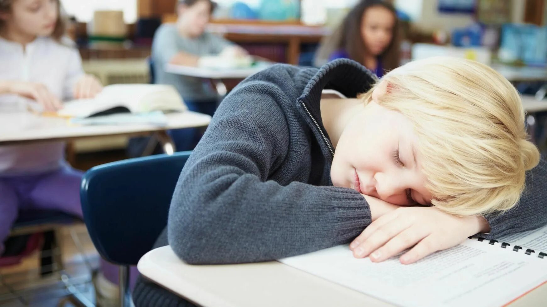Дети спят в школе. Сон в школе. Недосып школьников. Спать в школе. Скучно в школе.