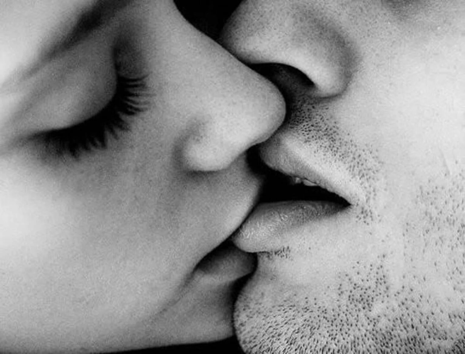 Нежный губы хочу. Поцелуй. Нежный поцелуй. Целующие губы. Поцелуй в губы.
