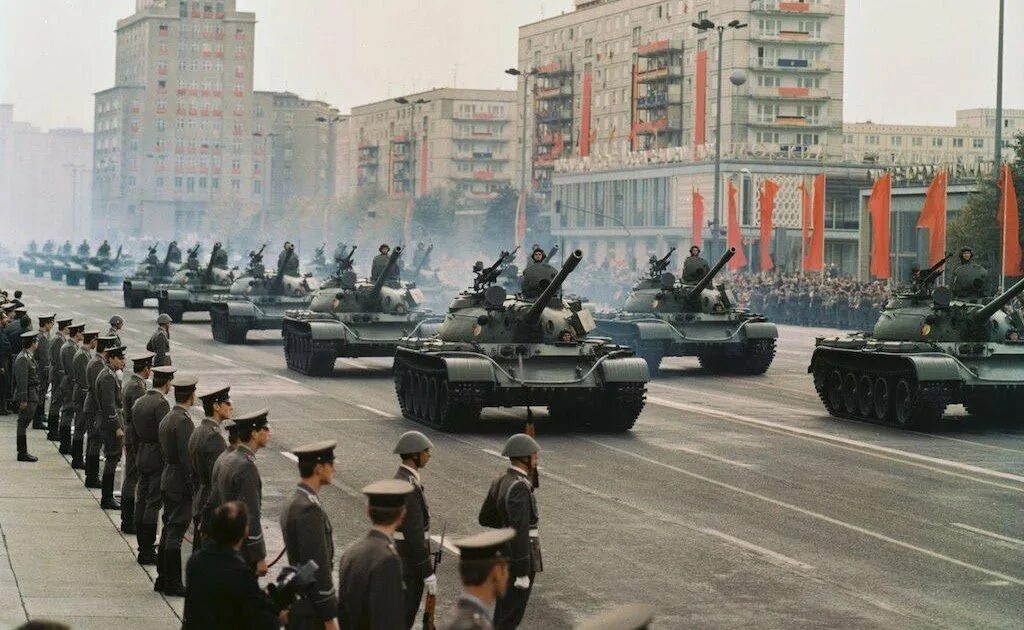 Гдр обсуждение. Армия нна гдр. парад нна гдр. парад войск гдр берлин. танки нна гдр.
