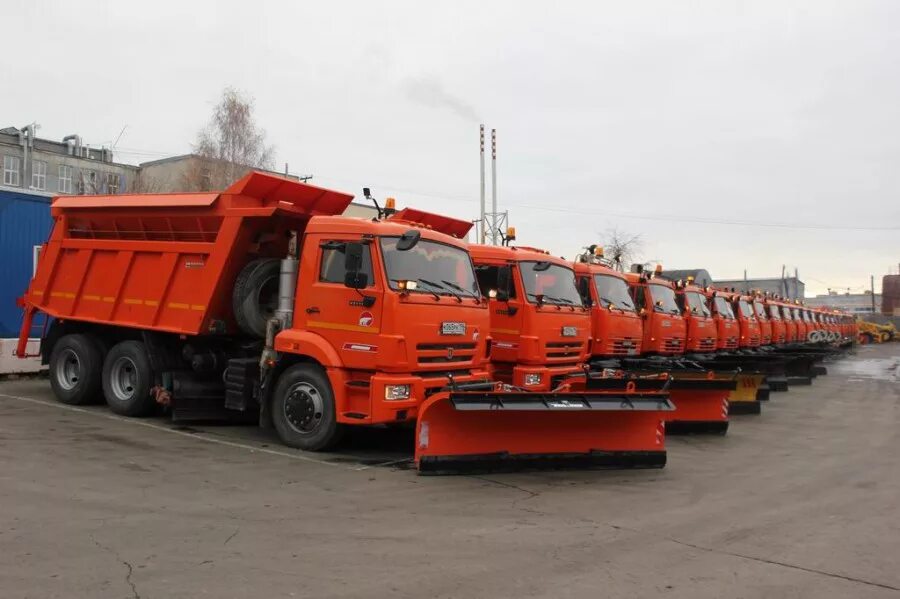 т 150к в дорожной службе. дорожный рабочий с конусами. дорожные работы. областное дрсу томский филиал. машины дорожного патруля цодд.