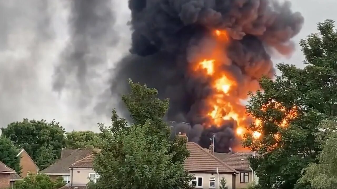 Огромный пожар. Самый сильный пожар. Гигантский пожар. Пожары в Великобритании.