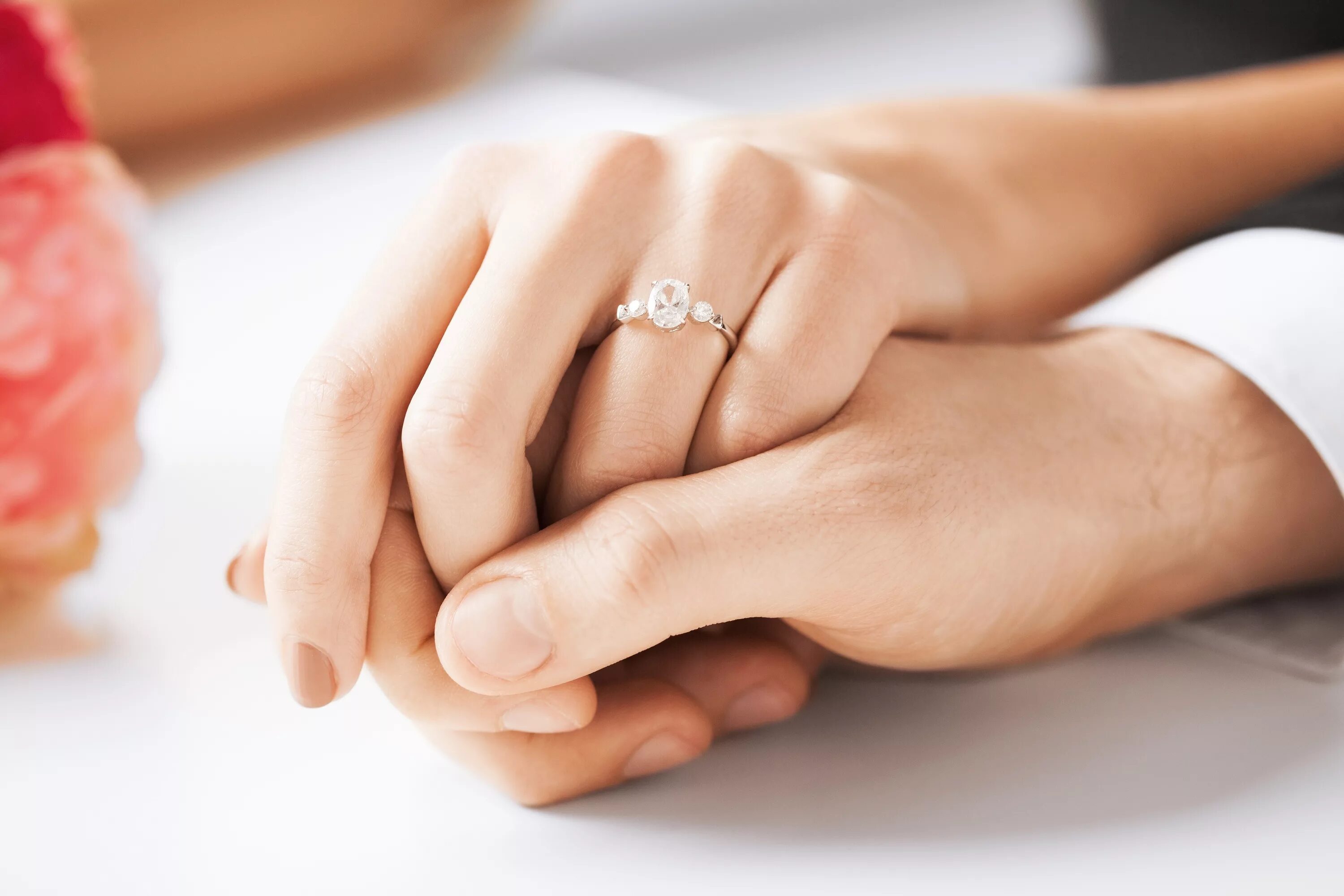 Кольцо замужества. Свадебные кольца на руках. Помолвка. Руки влюбленных. Красивые обручальные кольца на руках.