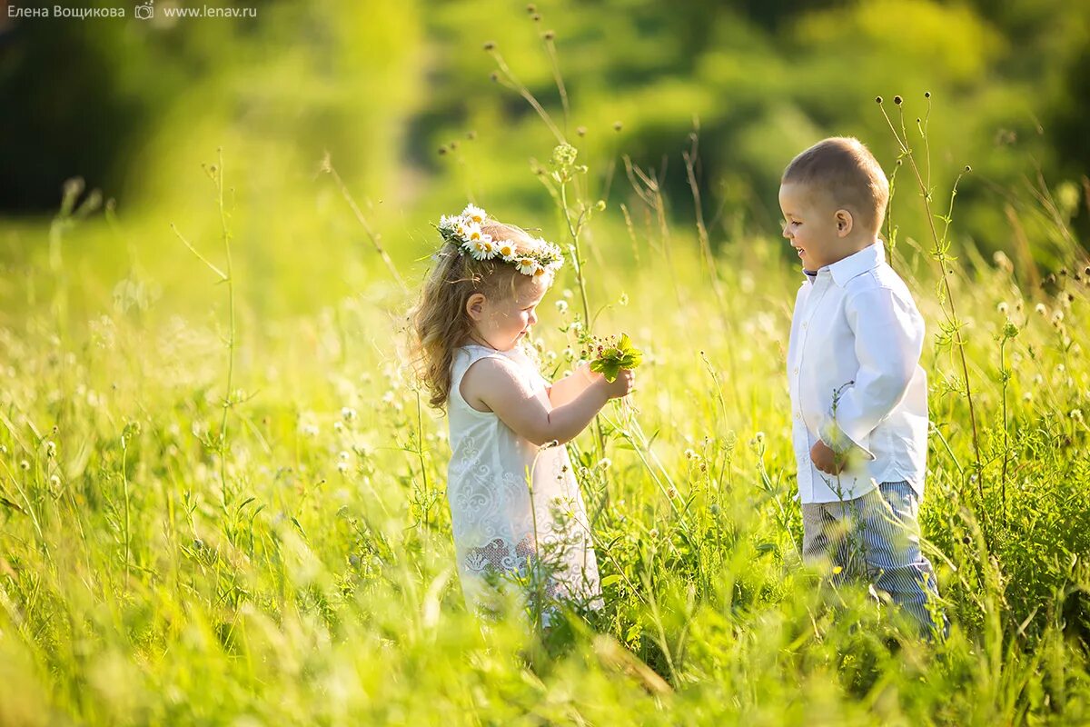 счастливая семья на природе. благополучие детей мероприятия. дети радуются. спортивная семья. семья это счастье.