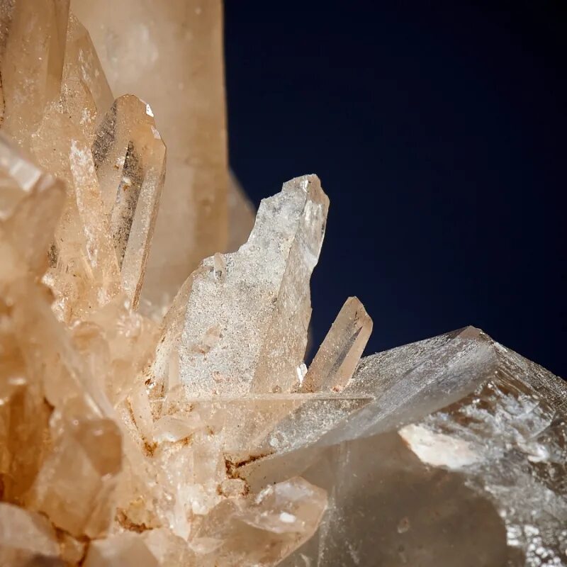 Селенит друза. Горный хрусталь заряд. Горный хрусталь заряд. Гексональный кристал. Кристалл изиды горный хрусталь.