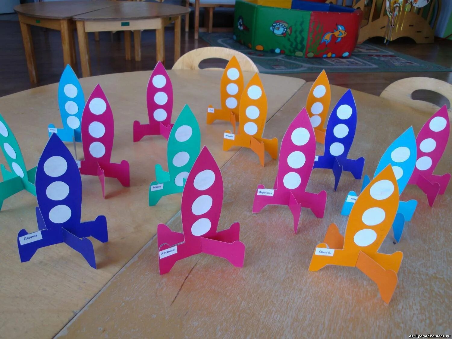 Аппликация к 23 февраля для детей. Подарки для пап. Раскраска 23 февраля для малышей. Аппликация к 23 февраля для детей. Простая аппликация на 23 февраля.