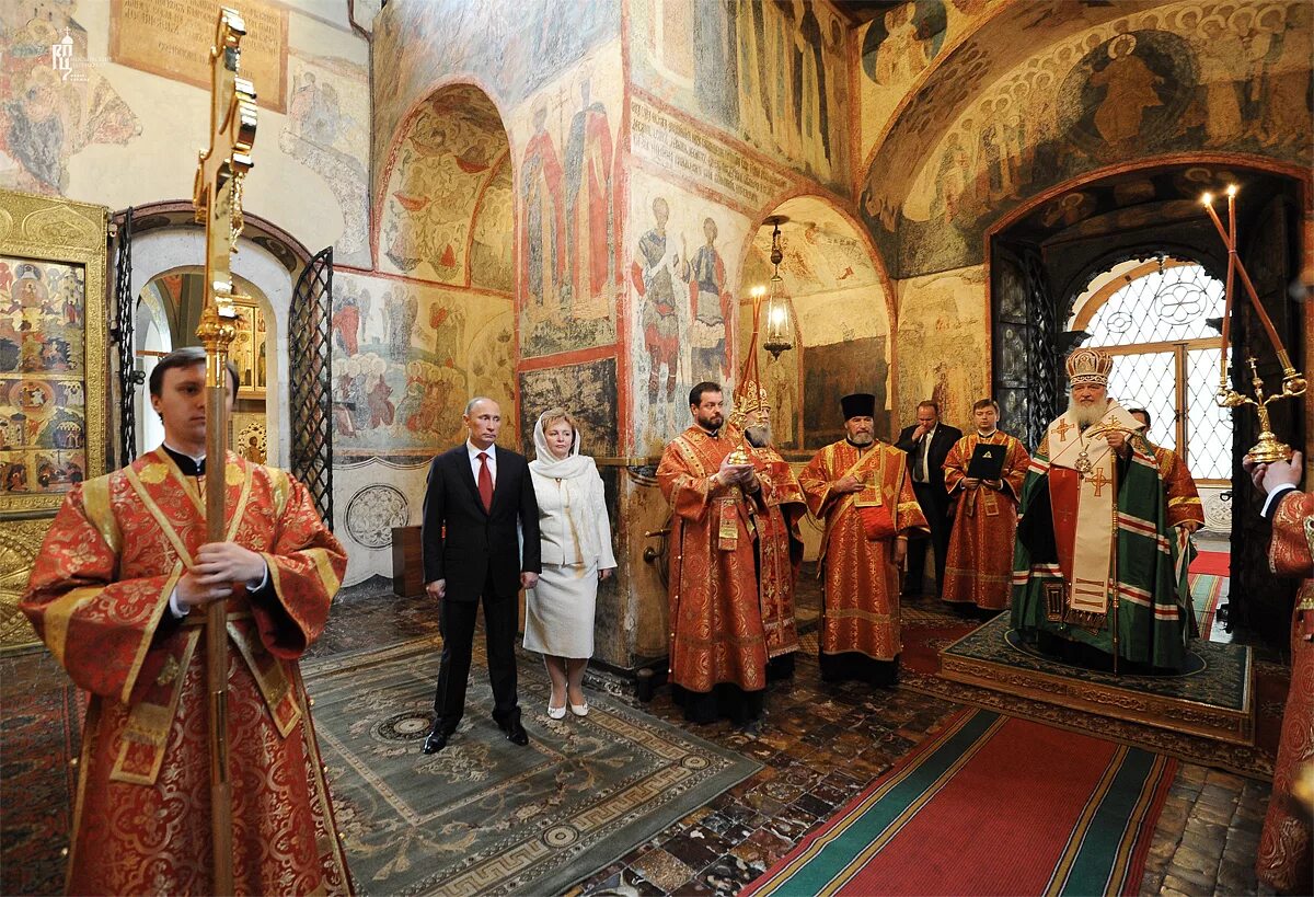 Службы в соборах кремля. Архангельский собор кремля внутри. Божественная литургия успенский собор. Успенский собор московского кремля богослужения. Православное рождество.