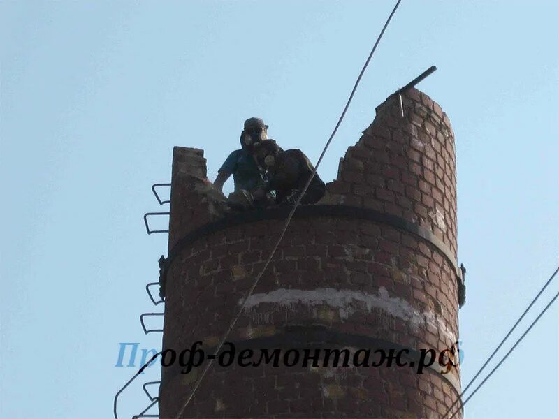 Демонтаж кирпичных труб котельных demontag stroy. Демонтаж кирпичной дымовой трубы козловка. демонтаж кирпичной трубы котельной. демонтаж металлической трубы 30 метров. демонтаж металлической трубы 120мм.