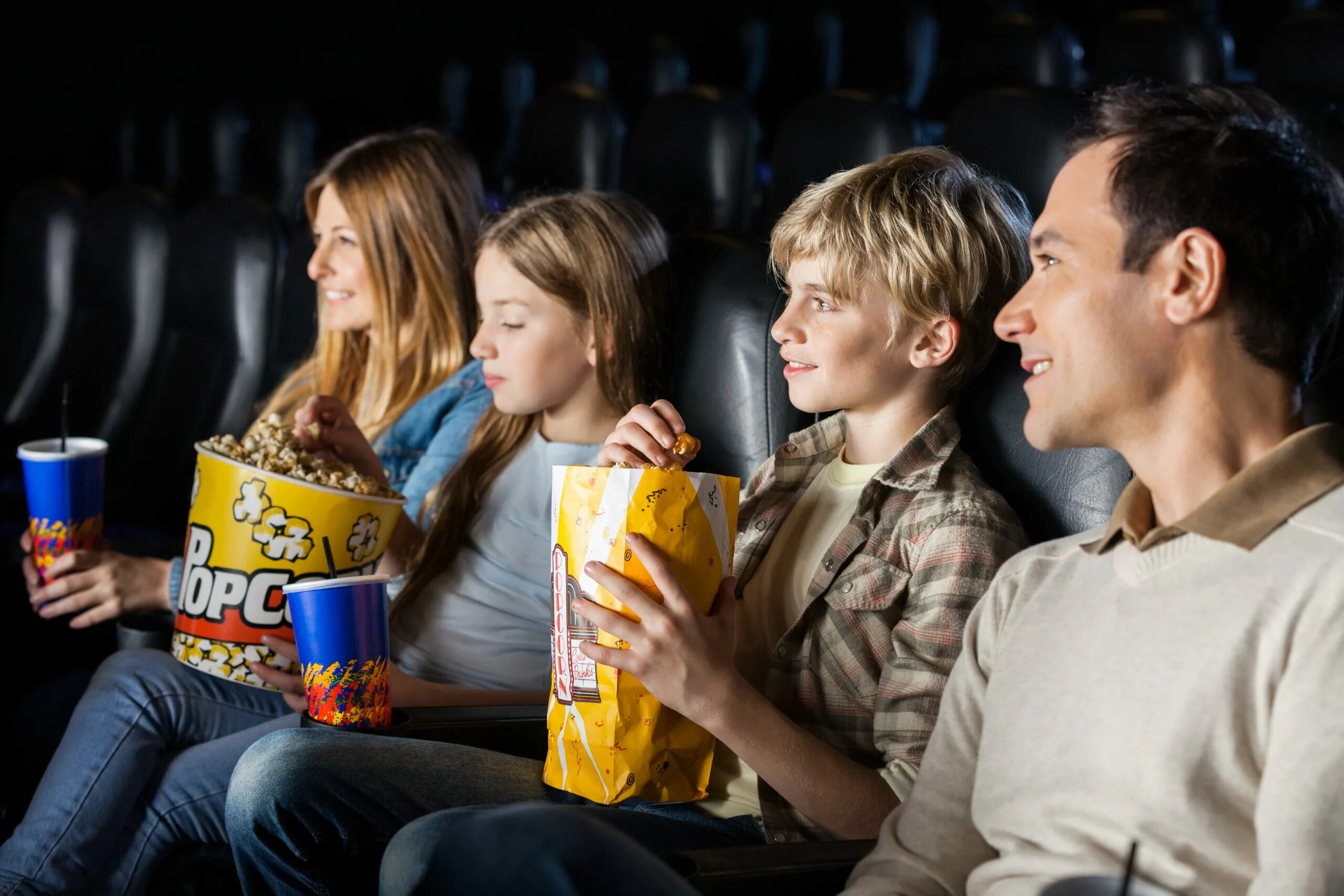 Синема семья. Family Cinema кинотеатр. Семья смотрит кино на улице. Snacks while watching movie.