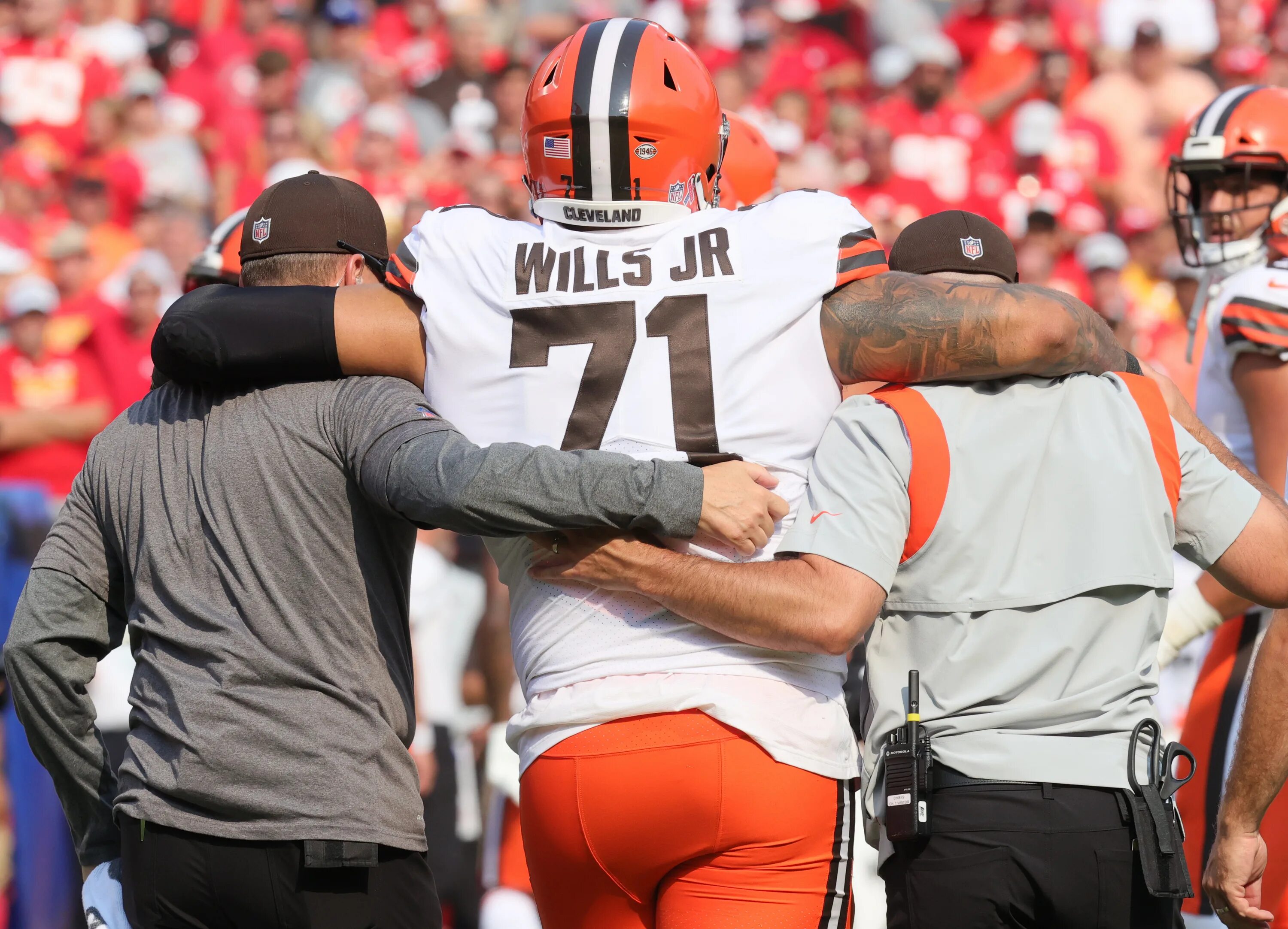 The browns leave. Лефт тэкл. Jedrick wills.