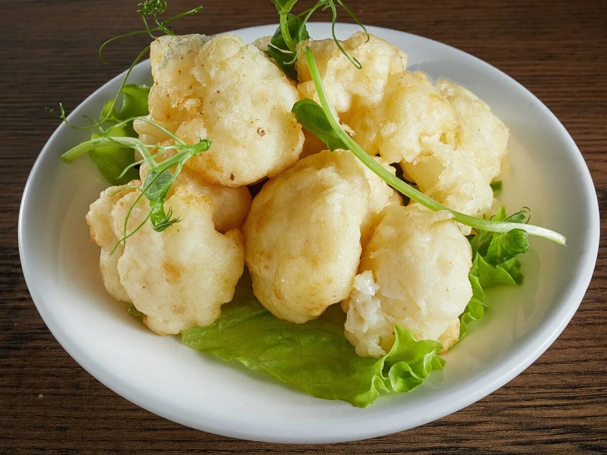 Как приготовить вкусно цветную капусту в кляре. Цветная капуста. цветная капуста в кляре. цветная капуста в кляре на праздничном столе. цветная капуста отварная.