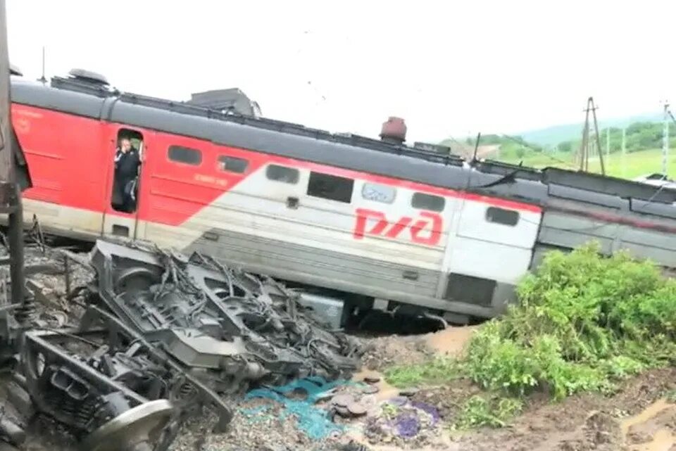 Поезд казань анапа сошел с рельсов. Крушение грузового поезда. сход тепловоза с рельс. сход локомотива. тепловоз сошел с рельсов.